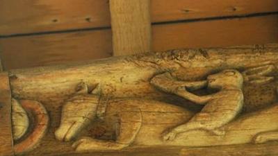 Un lièvre chevauchant un chien dans la chapelle de Melgven