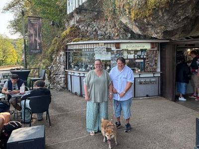 Touristes visitent une grotte du Lot avec leur chien
