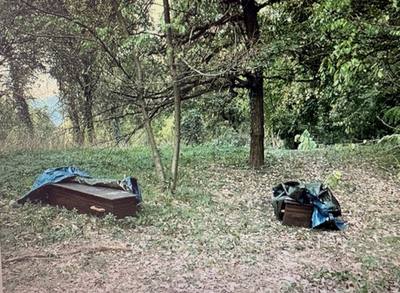 Découverte de deux cercueils dans un parc