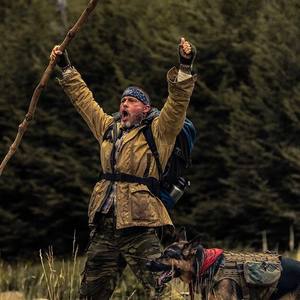 Brad Pitt et le défi physique d'un film de survie avec un chien
