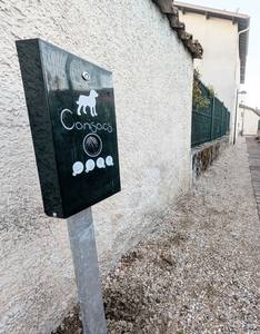 Installation d'un distributeur de sacs à crottes à Sathonay-Village